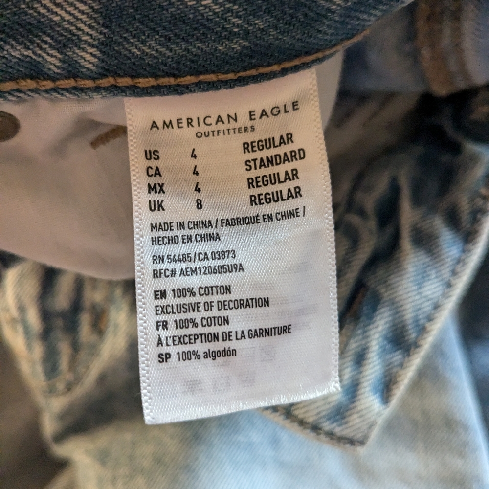American Eagle High Rise Distressed Mom Jeans | Size 4 - Picture 4 of 4